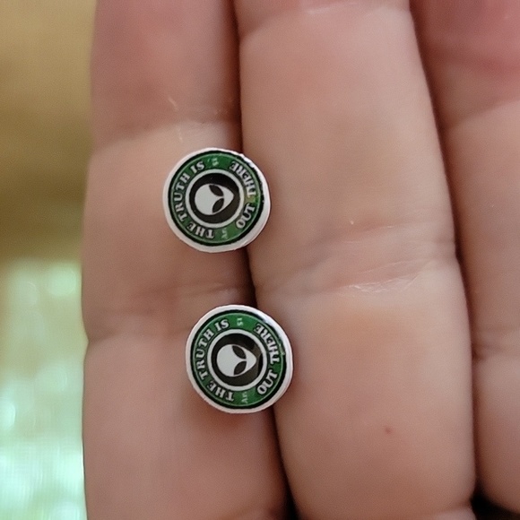 The Truth is Out There Alien Stud Earrings, unisex - Picture 5 of 6